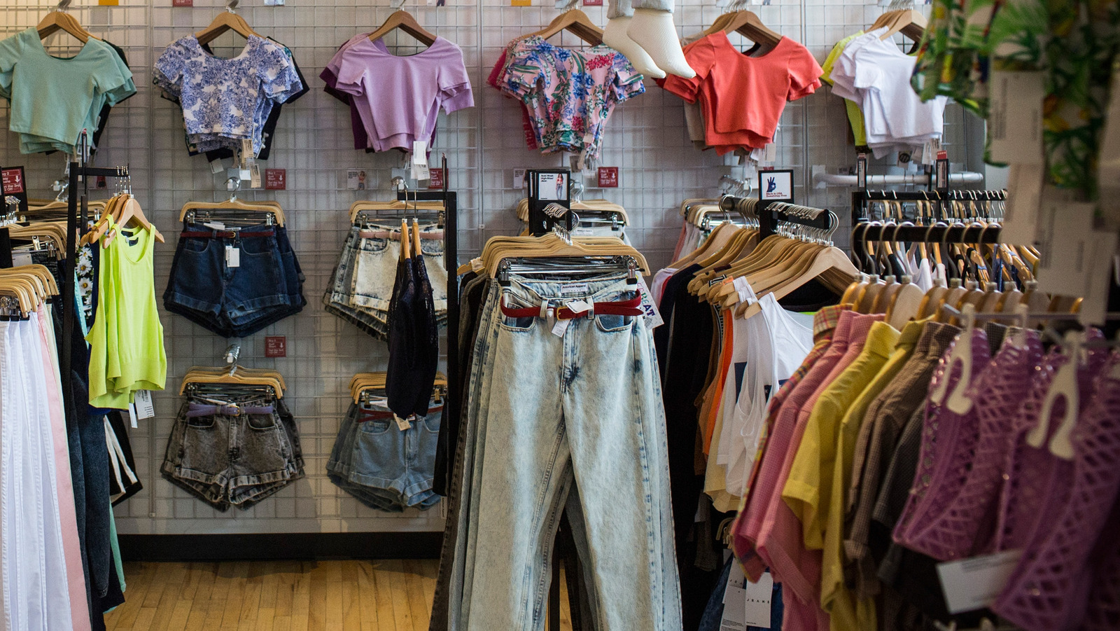 The Ultimate Capsule Wardrobe: Best Essential Clothing Pieces for Year-Round Style